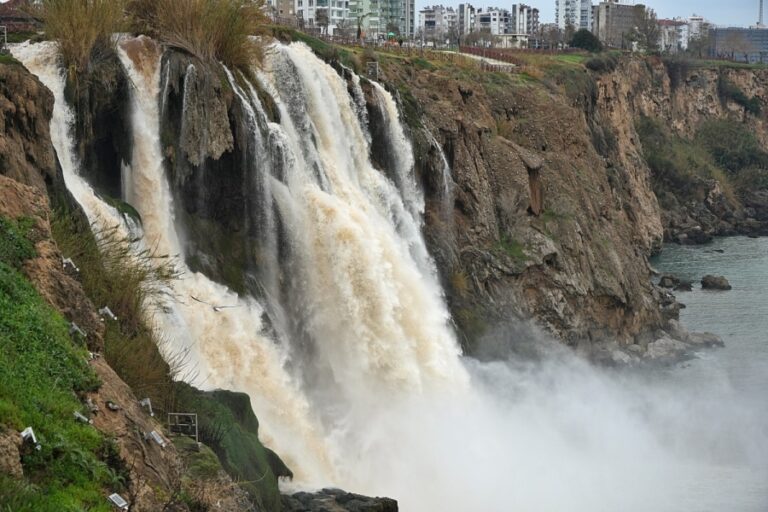 Hayatı felç eden yağış sonrası dünyaca ünlü şelale çamur çağladı