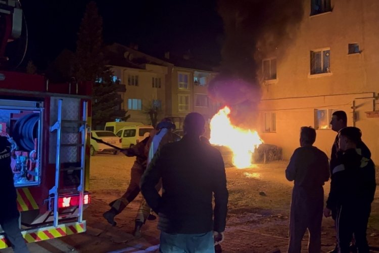 Bursa’da park halindeki araç yanarak kullanılamaz hale geldi