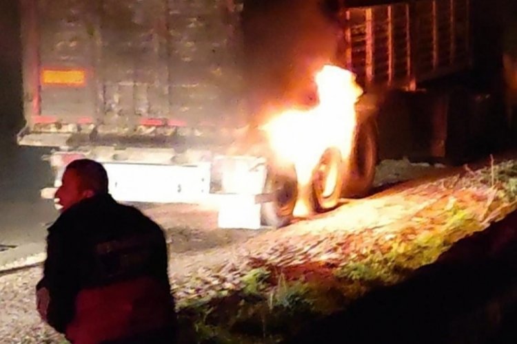 Siirt'te seyir halindeki kamyon alev aldı