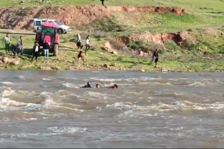 Şanlıurfa'da derede mahsur kalan 3 kişi kurtarıldı, 1 çocuk kayboldu