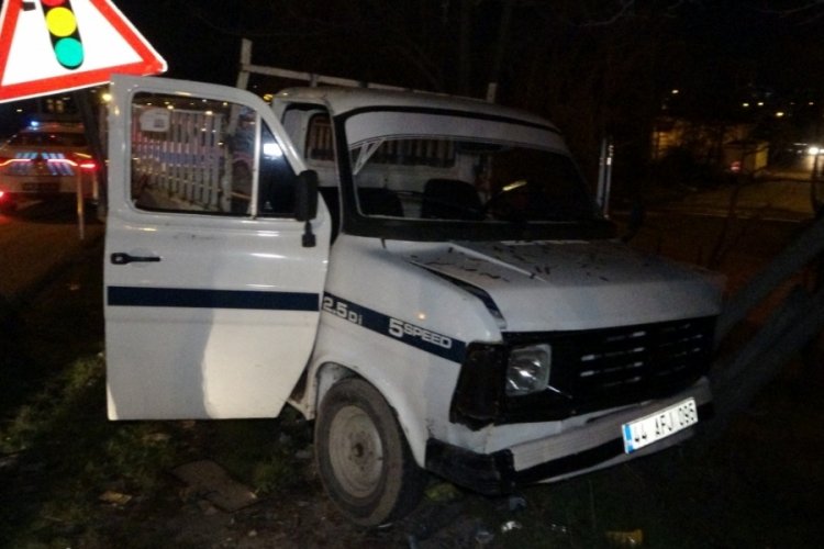 Malatya'da polisten kaçan sürücünün kullandığı kamyonet ağaca çarptı