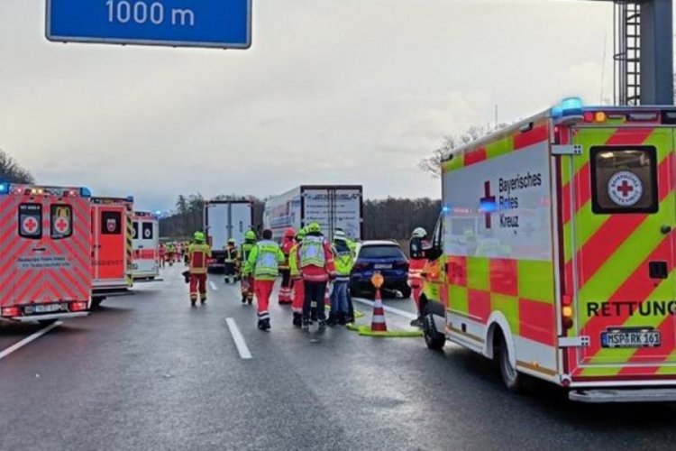 Almanya'da 40 araç birbirine girdi!