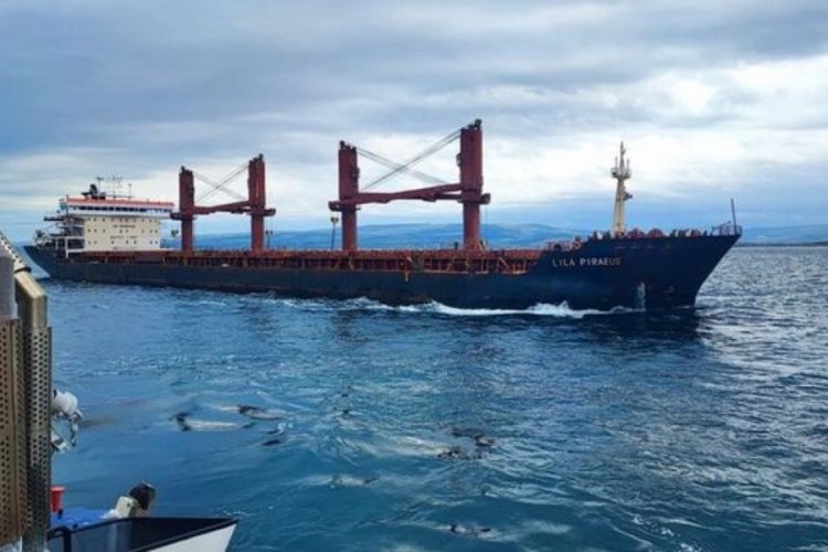 Çanakkale Boğazı'nda makine arızası yapan gemi kurtarıldı