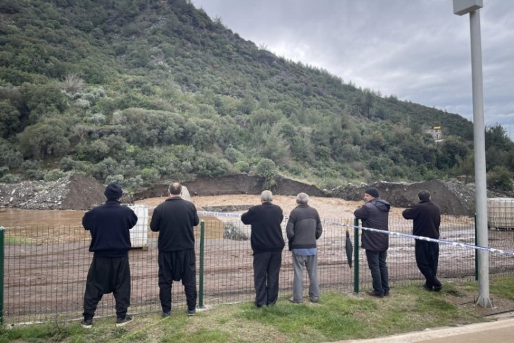 Osmaniye'de toprak yol çöktü!