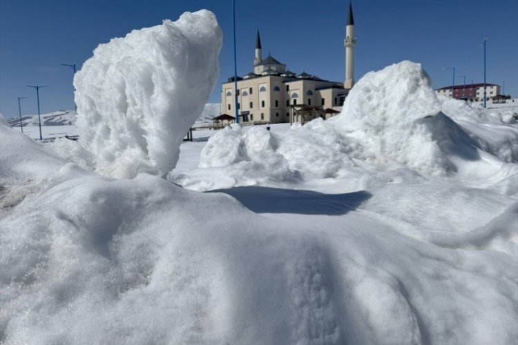 Ardahan'da baharda yağan kar, soğuk hava nedeniyle erimedi