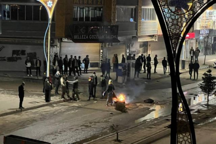 Van'da seçim gerginliği! Ateş yakıp yolları kapattılar