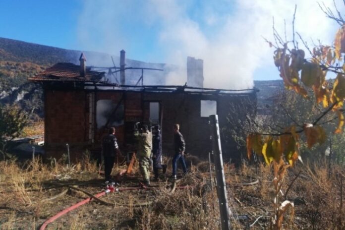 Bursa'da ahşap evin çatısında yangın çıktı: Kullanılamaz hale geldi