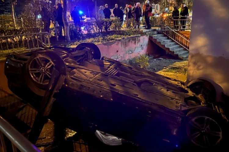 Otomobil site bahçesine düştü