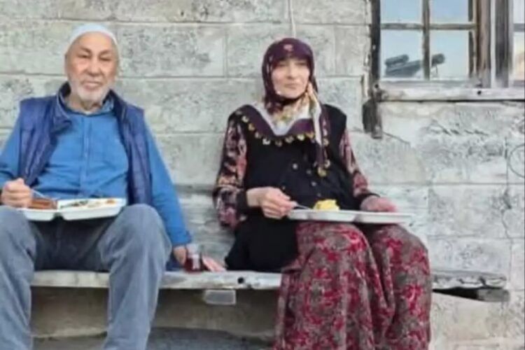 1 gün arayla ölen 56 yıllık çift yan yana toprağa verildi