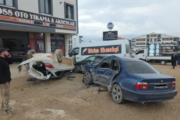 Bursa İnegöl’de zincirleme kaza! Çok sayıda yaralı var…