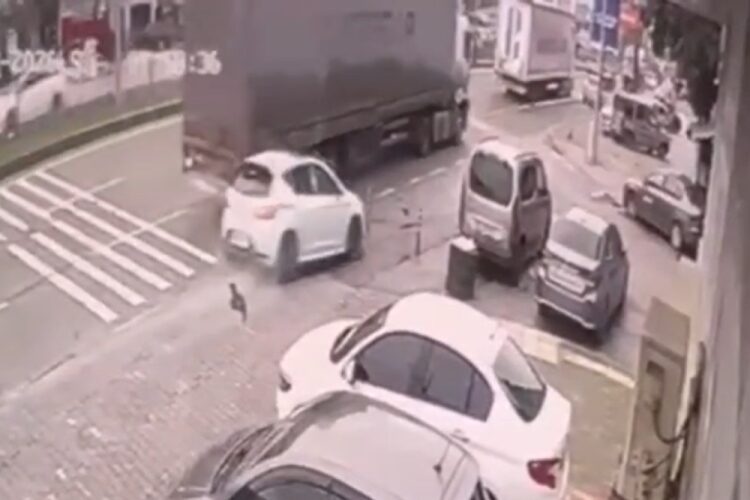 Bursa’da tıra takılan otomobil metrelerce sürüklendi! O anlar güvenlik kamerasında…