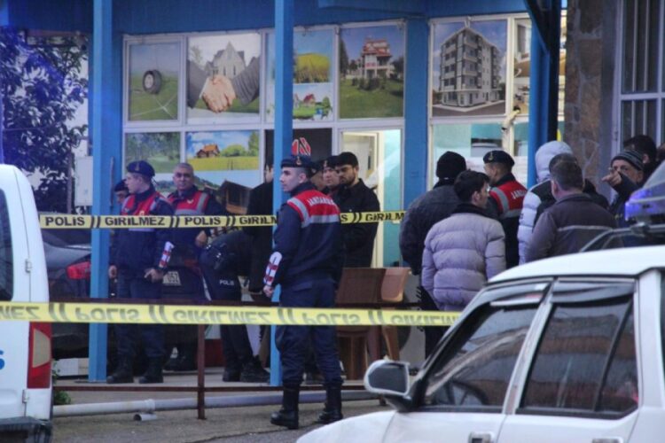 Emekli polis dehşet saçtı! Eşini ve parti ilçe başkanını öldürdü…