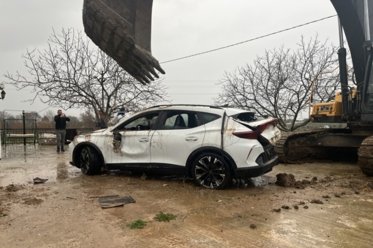Kontrolden çıkan araç dere yatağına uçtu! Kardeşler can verdi…