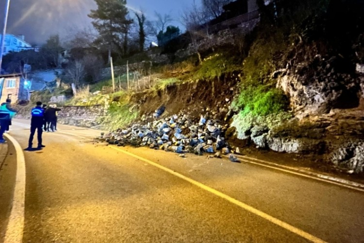Bursa’da tarihi kale altında toprak kayması: Olay yerinden ilk görüntüler…
