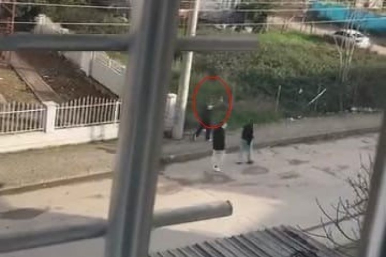 Gençliğin gidişat vahim! Sokak ortasında havaya ateş ettiler…