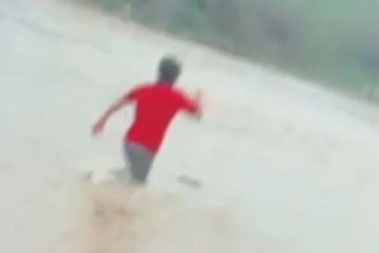 Kahreden görüntüler! Terlik için girdiği derede hayatını kaybetti…