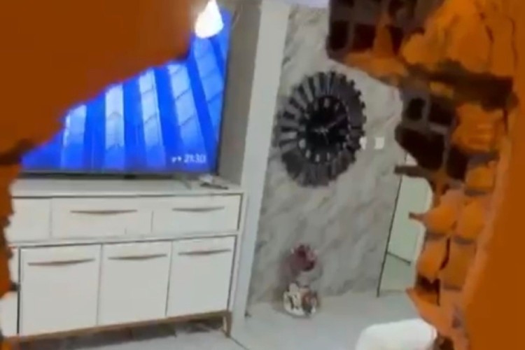 Evinde otururken, kamyonetin çarptığı duvarın altında kalarak yaralandı