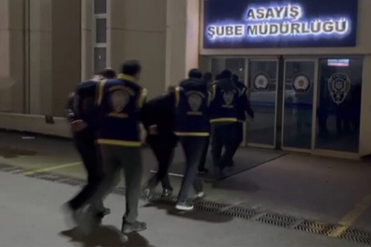 Zihinsel engelli şahsı ayağından asıp işkence ettiler! O anlar kamerada…