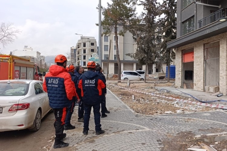 Paralarını alamadıklarını iddia eden 2 işçi binanın çatısına çıktı