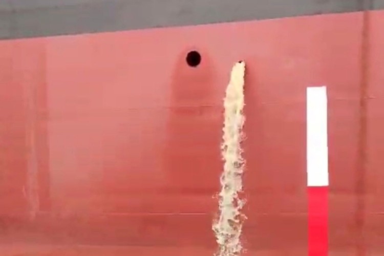 Kirli balast suyunu denize boşaltan gemiye para cezası kesildi