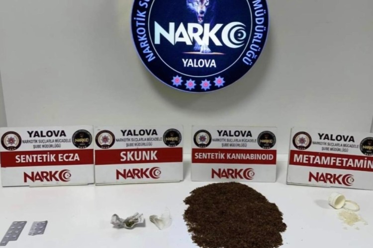 Uyuşturucu otomobilin motoruna saklamışlar! Narkotik köpeği buldu, 2 kişi tutuklandı…