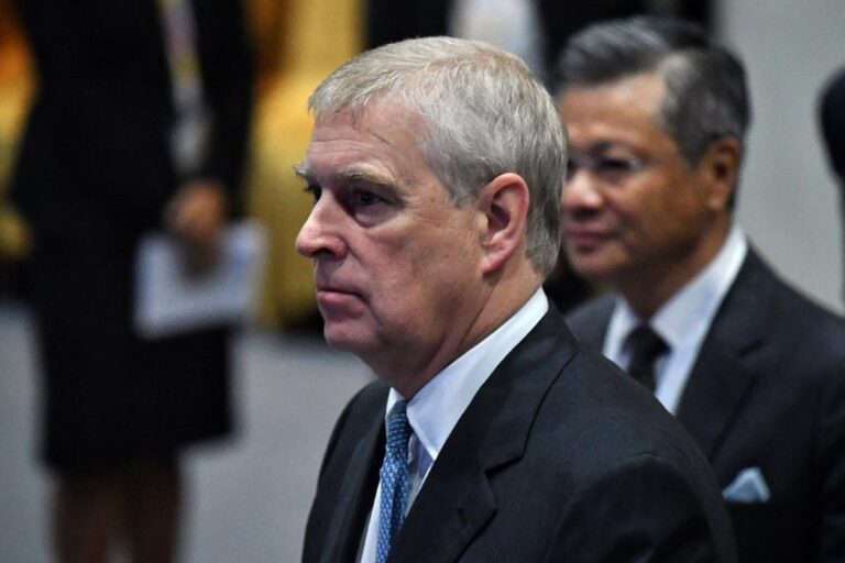 Kraliçe Elizabeth’in, Epstein mağduruna sus payı ödemesi için oğluna borç verdiği öne sürüldü