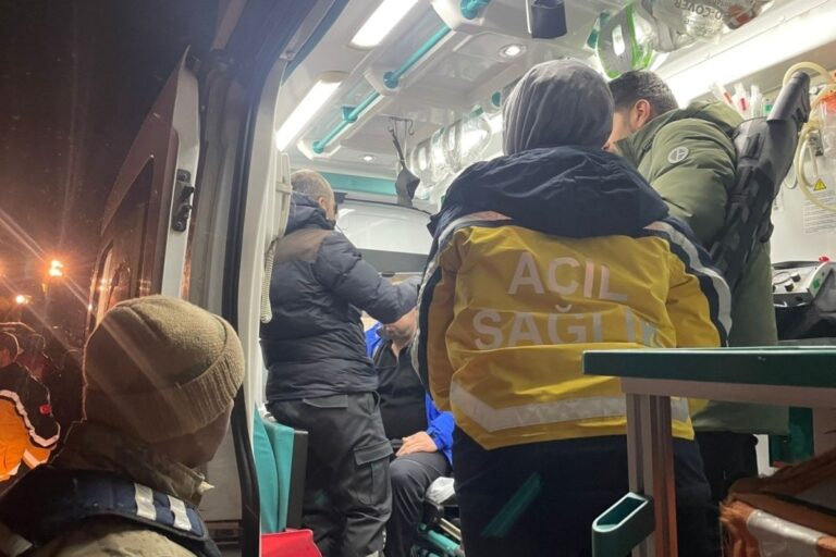 Ağrı’da üzerine çığ düşen araçtaki 4 personel kurtarıldı